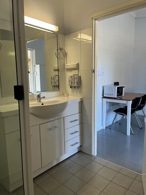 Family Suite, 2 Bedrooms, Non Smoking (Family Unit) | Bathroom - Rest Point Motor Inn (Glen Innes)