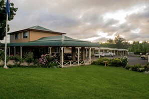 Front of property - Rest Point Motor Inn (Glen Innes)