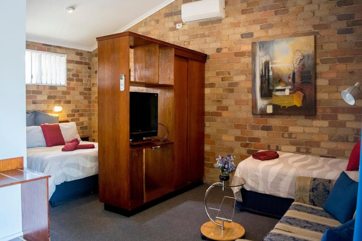 Premium bedding, desk, iron/ironing board, free WiFi