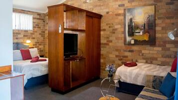 Seprai premium, meja kerja, setrika/meja setrika, dan Wi-Fi gratis