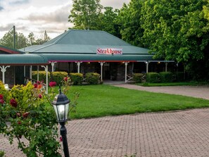 Property grounds - Rest Point Motor Inn (Glen Innes)