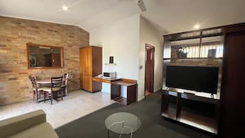 Executive-sviitti, 1 makuuhuone, tupakointi kielletty, poreamme | Ylelliset vuodevaatteet, työpöytä