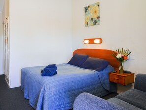 Hochwertige Bettwaren, Schreibtisch, laptopgeeigneter Arbeitsplatz