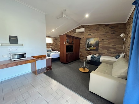 Executive Suite, 1 Bedroom, Non Smoking, Jetted Tub | Premium bedding, desk, laptop workspace, iron/ironing board. Rest Point Motor Inn