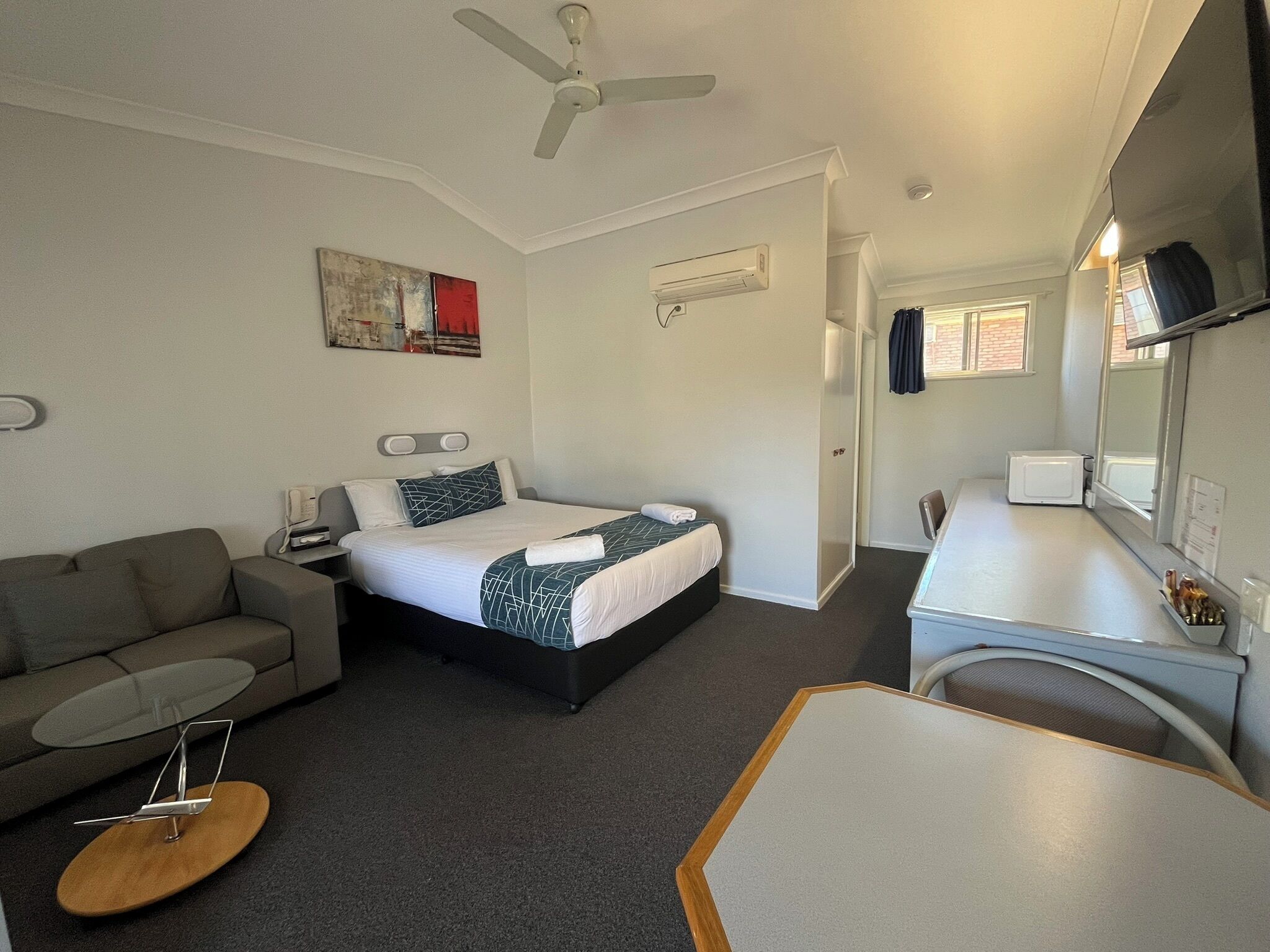 Suite Deluks, 1 kamar tidur, Bebas Asap Rokok | Seprai premium, meja kerja, dan ruang kerja ramah laptop