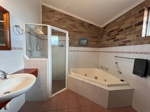 Suite – executive, 1 soverom, ikke-røyk, massasjebadekar | Bad | Dusj, toalettartikler (inkludert), hårføner og håndklær
