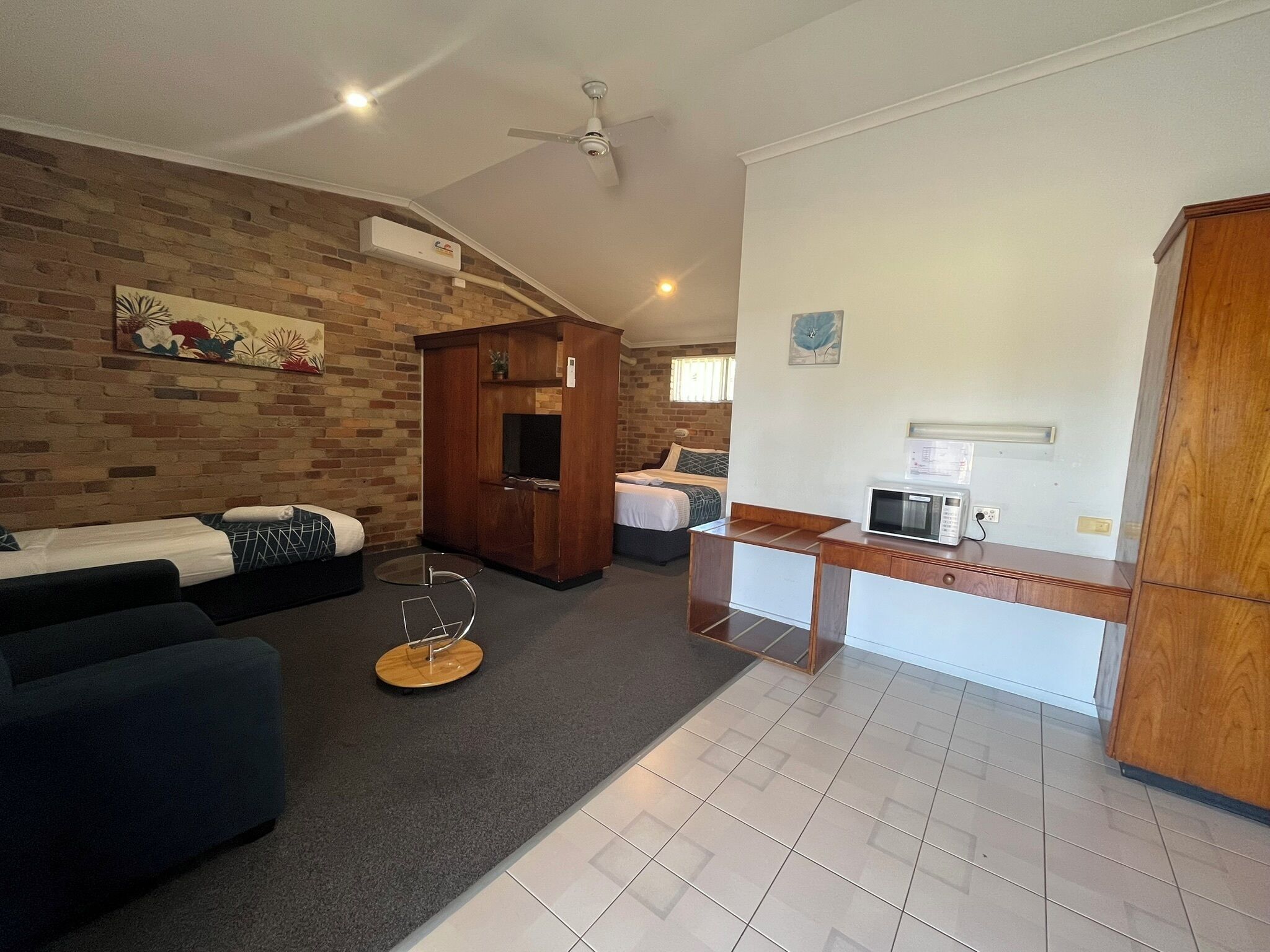 Suite Eksekutif | Seprai premium, meja kerja, dan ruang kerja ramah laptop