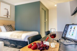 Queen Deluxe Room | Desk, laptop workspace, iron/ironing board, free WiFi - Fitzroy Motor Inn Grafton (Grafton)