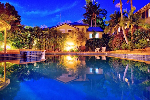 Una piscina al aire libre