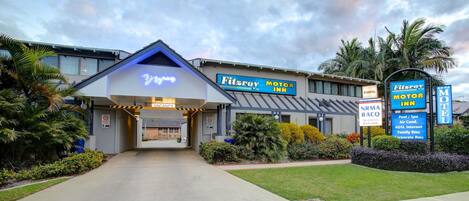 Façana frontal de l'allotjament (vespre/nit)