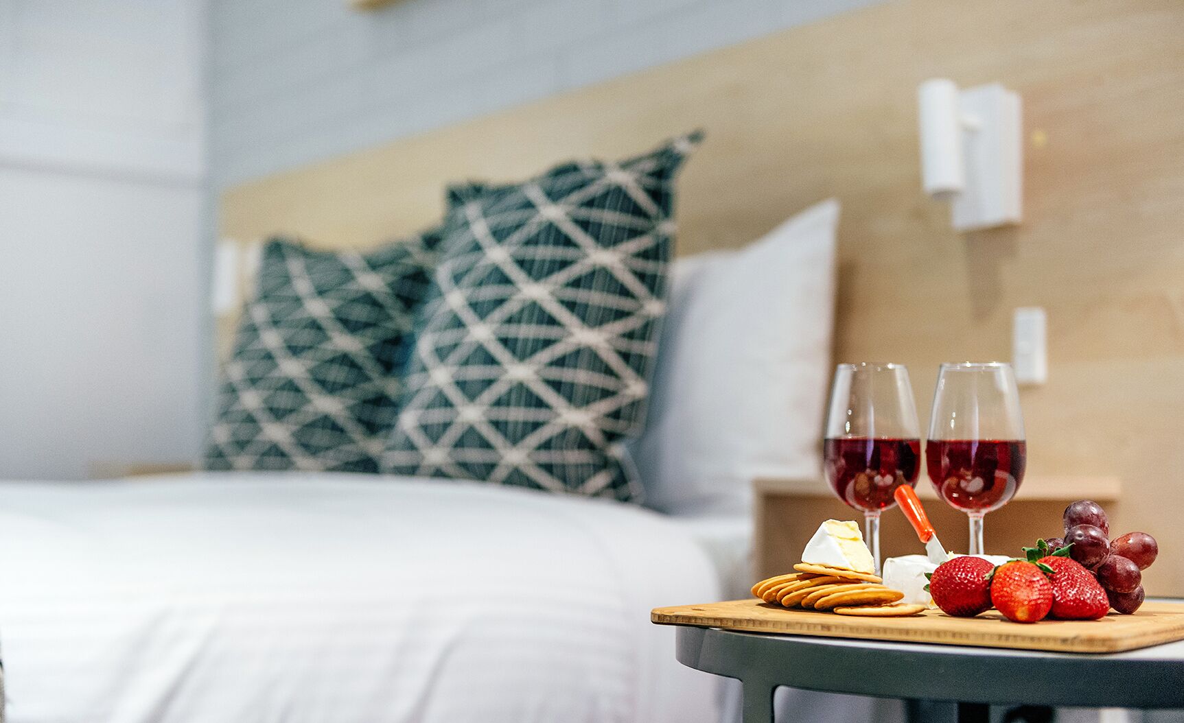 Queen Deluxe Room | Desk, laptop workspace, iron/ironing board, free WiFi