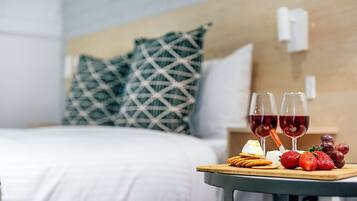 Queen Deluxe Room | Desk, laptop workspace, iron/ironing board, free WiFi