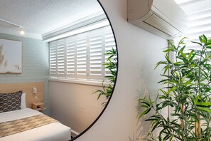 Deluxe kamer, 1 queensize bed | Een bureau, een laptopwerkplek, een strijkplank/strijkijzer, gratis wifi