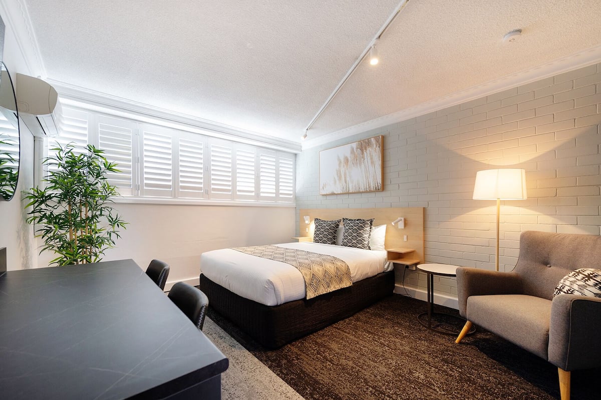 Queen Deluxe Room | Desk, laptop workspace, iron/ironing board, WiFi (free)