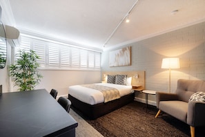 Queen Deluxe Room | Desk, laptop workspace, iron/ironing board, free WiFi