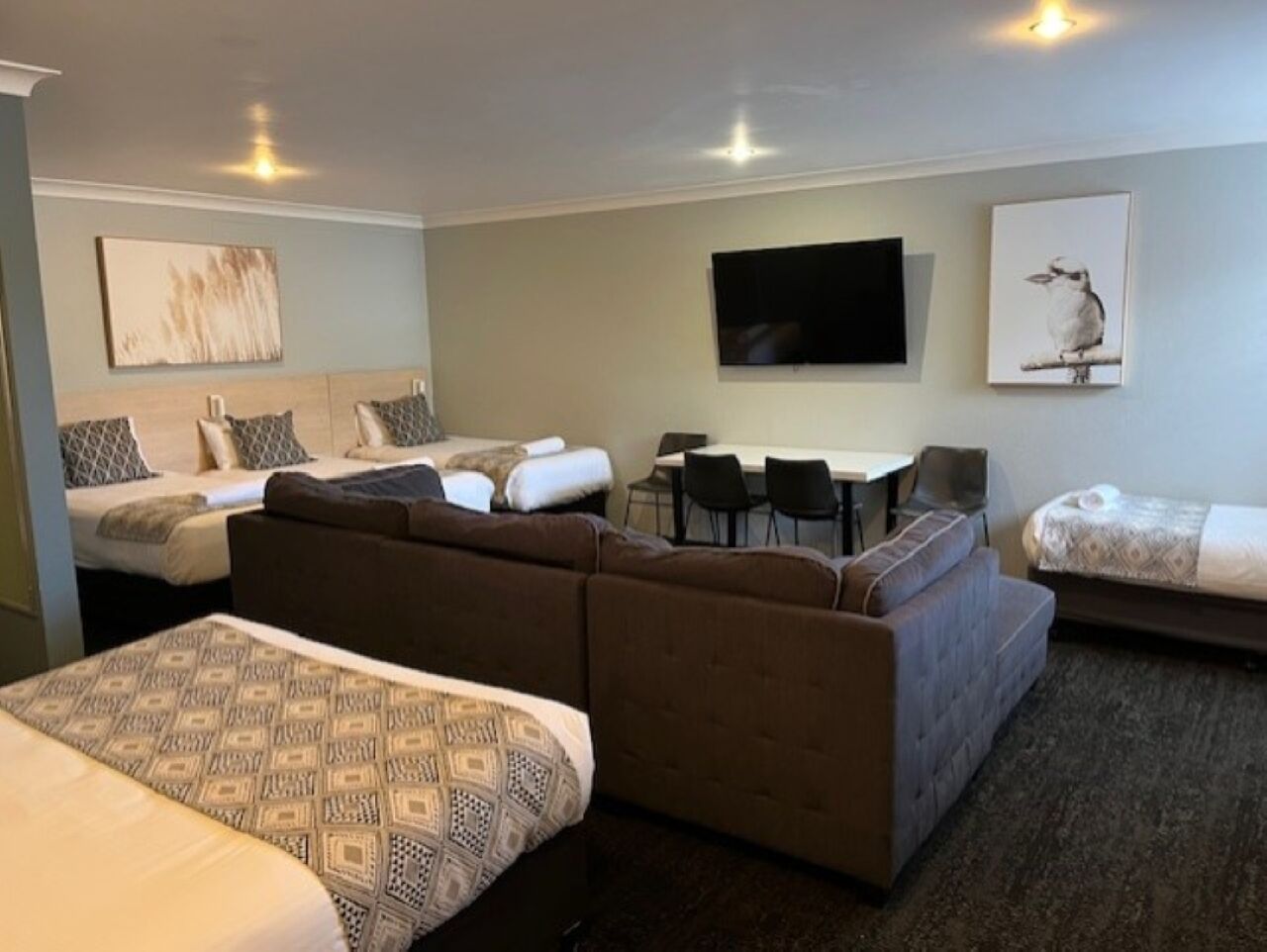 Familiesuite, 1 soverom, ikke-røyk, tekjøkken (Large Family Room) | Skrivebord, skrivebord for bærbar PC og strykejern/-brett