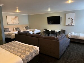 Familie suite, 1 slaapkamer, niet-roken, kitchenette (Large Family Room) | Een bureau, een laptopwerkplek, een strijkplank/strijkijzer, gratis wifi