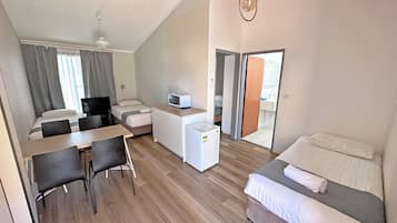 Family Suite, 1 Bedroom | 1 bilik tidur, seterika/papan seterika, Wi-fi percuma, cadar katil