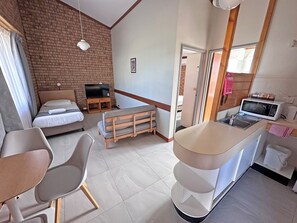 Iron/ironing board, free WiFi, bed sheets - Spa Village Motel (Moree)
