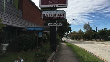 Façana frontal de l'allotjament