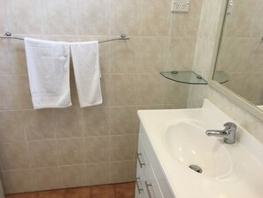 Chuveiro, produtos de toalete grátis, secador de cabelo 