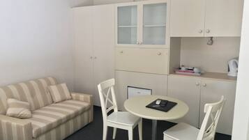 Deluxe Double Room | Soundproofing, iron/ironing board, free WiFi, bed sheets