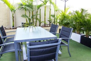 Daily continental breakfast (AUD 15.00 per person)