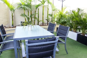Daily continental breakfast (AUD 15.00 per person)