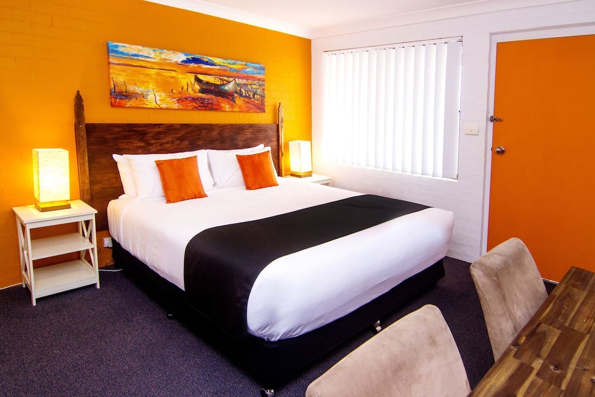 Premium bedding, soundproofing, iron/ironing board, free WiFi