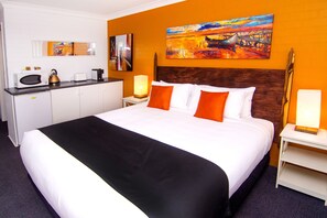 King Suites | Premium bedding, soundproofing, iron/ironing board, free WiFi - Crescent Motel (Taree)