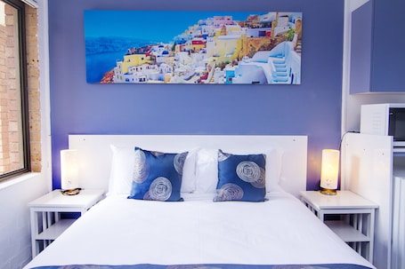 Ropa de cama de alta calidad y sistema de insonorización . Crescent Motel