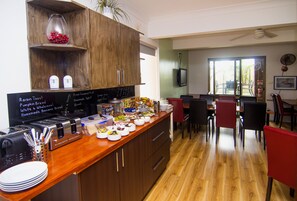 Petit déjeuner continental (15.00 AUD par personne)