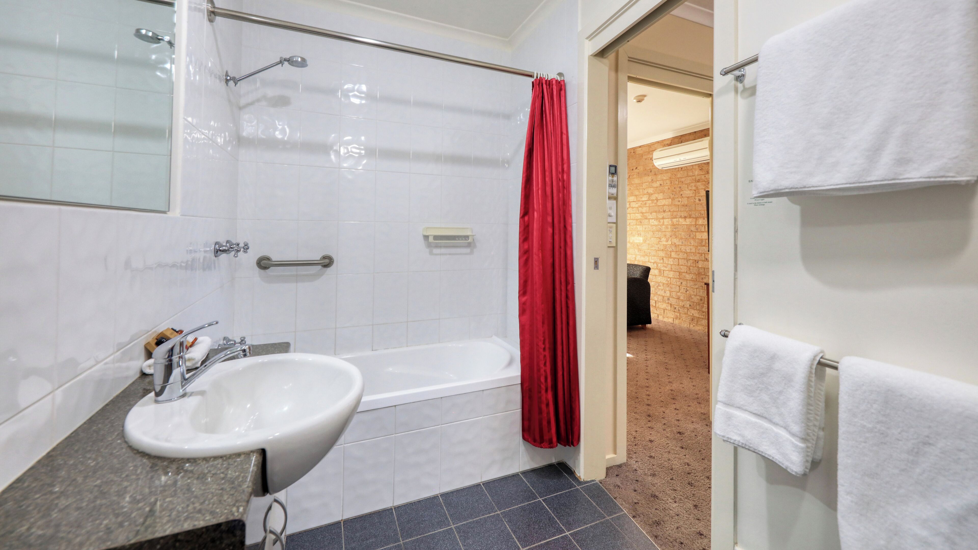 Gratis toiletartikelen, een haardroger, handdoeken