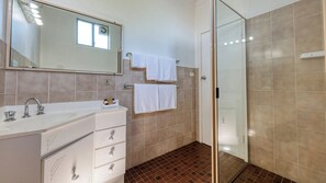 Habitación estándar con 2 camas individuales, 1 habitación | Baño | Artículos de higiene personal gratuitos, secador de pelo y toallas