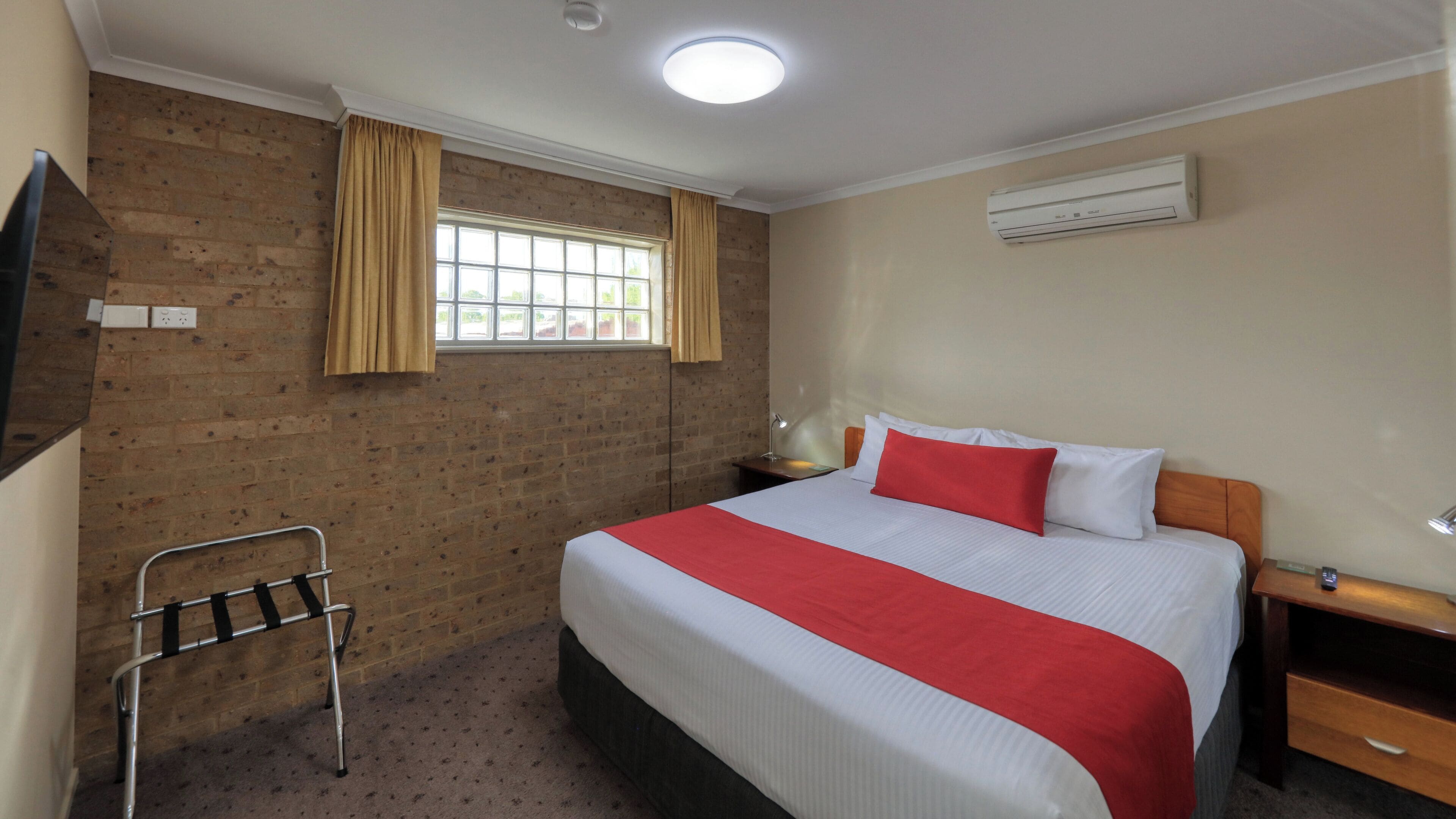 高级房, 1 张特大床, 无烟房, 冰箱 (King suite) | 高档床上用品、加厚床垫、客房内保险箱、熨斗/熨衣板