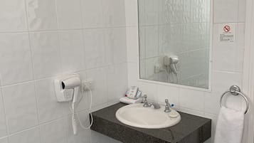Standaard kamer | Badkamer | Gratis toiletartikelen, een haardroger, handdoeken