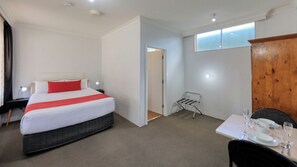 Habitación estándar, 1 habitación, no fumadores (Standard Queen) | Ropa de cama de alta calidad y colchones con acolchado adicional