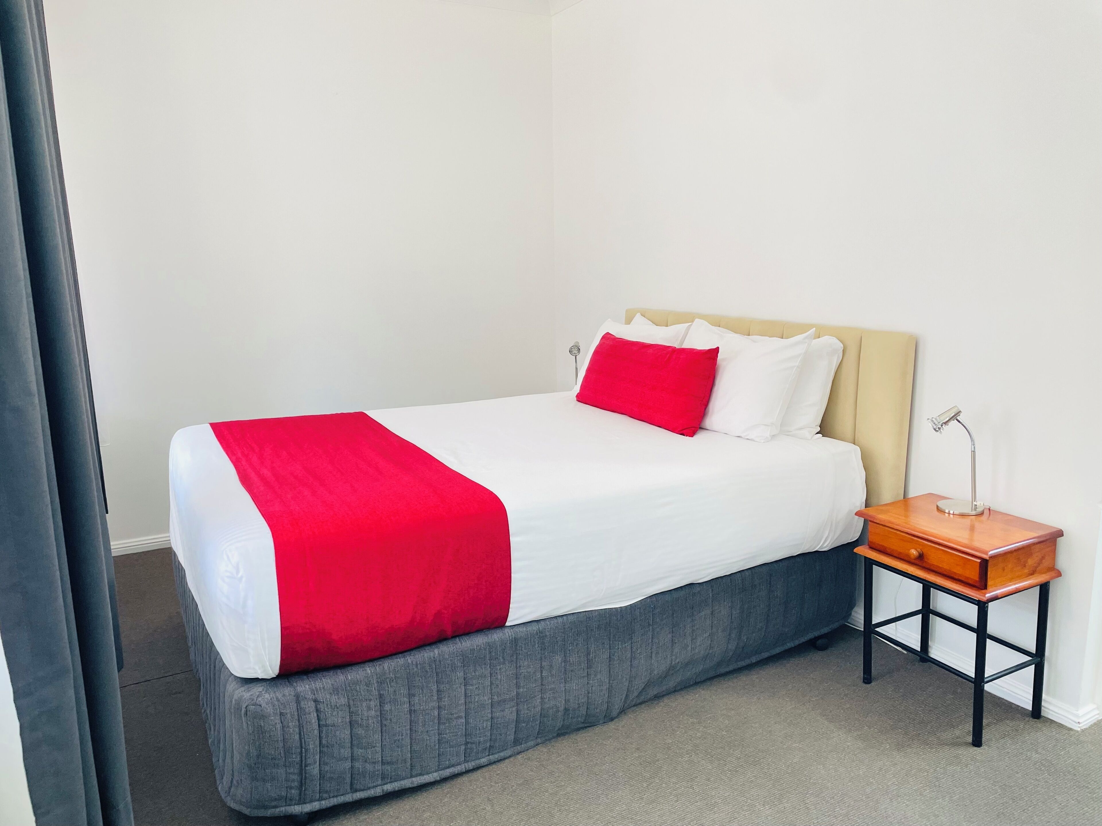 标准房, 1 间卧室, 方便轮椅进入的淋浴 | 高档床上用品、加厚床垫、客房内保险箱、熨斗/熨衣板