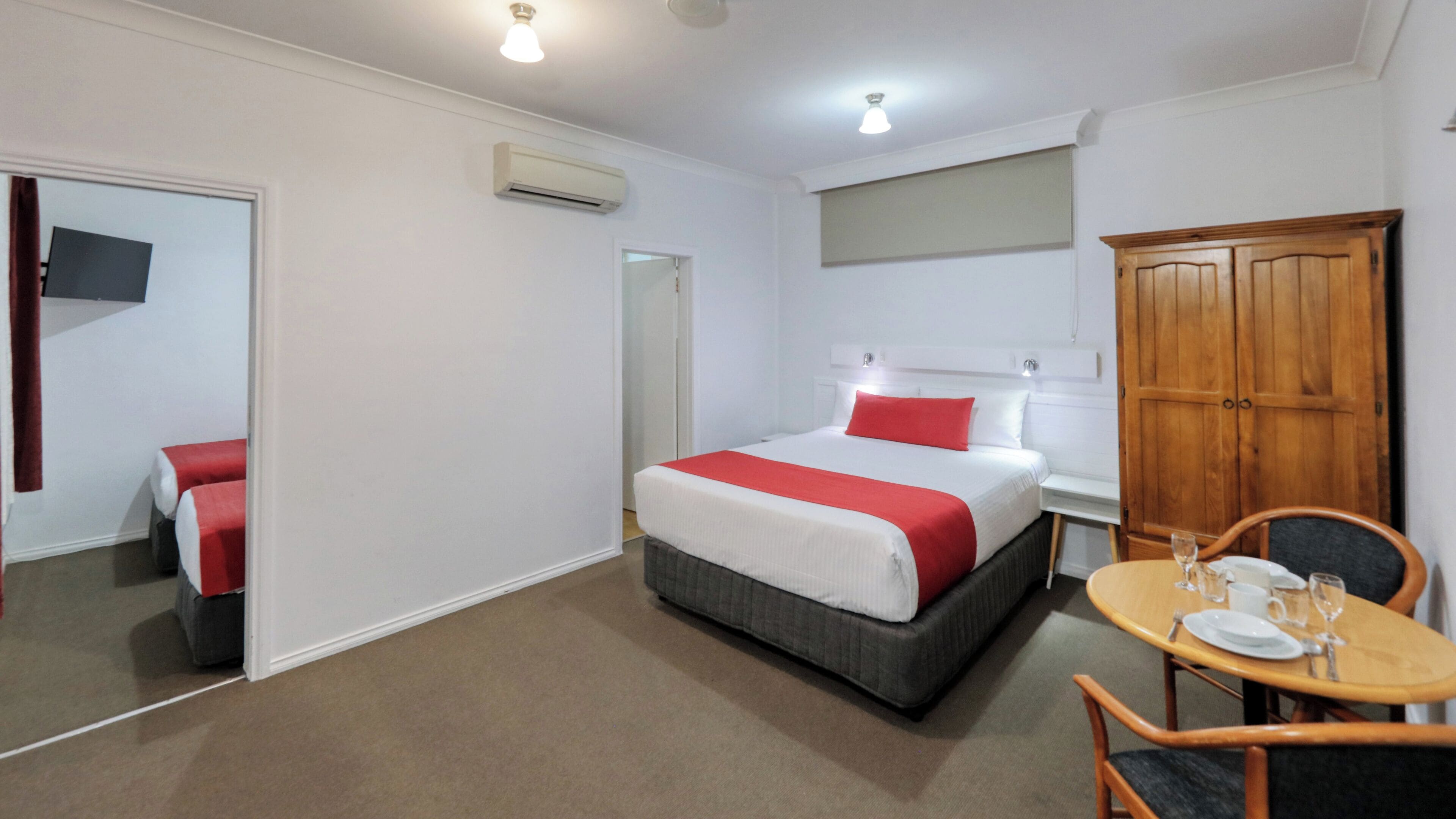 家庭套房, 2 间卧室, 无烟房 | 高档床上用品、加厚床垫、客房内保险箱、熨斗/熨衣板