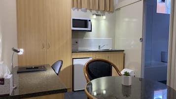 Executive-Zimmer | Wohnbereich | 32-Zoll-Smart-TV mit Digitalempfang, Fernseher