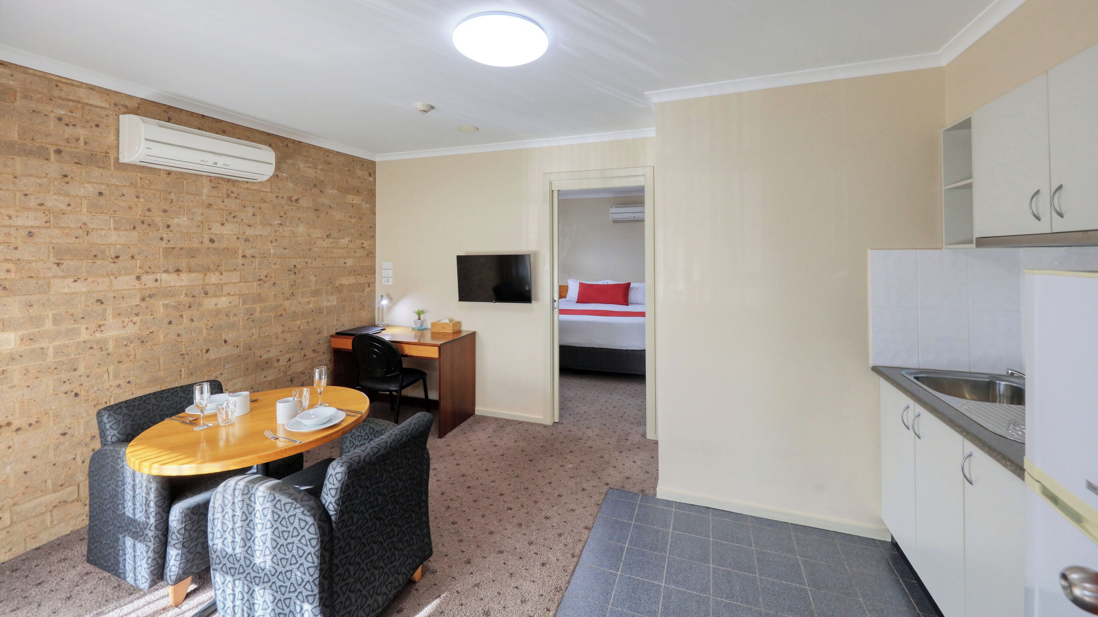 Quarto superior, 1 cama King, para não fumantes, geladeira (King suite) | Área de estar | Smart TV 32 polegadas com canais digitais, TV