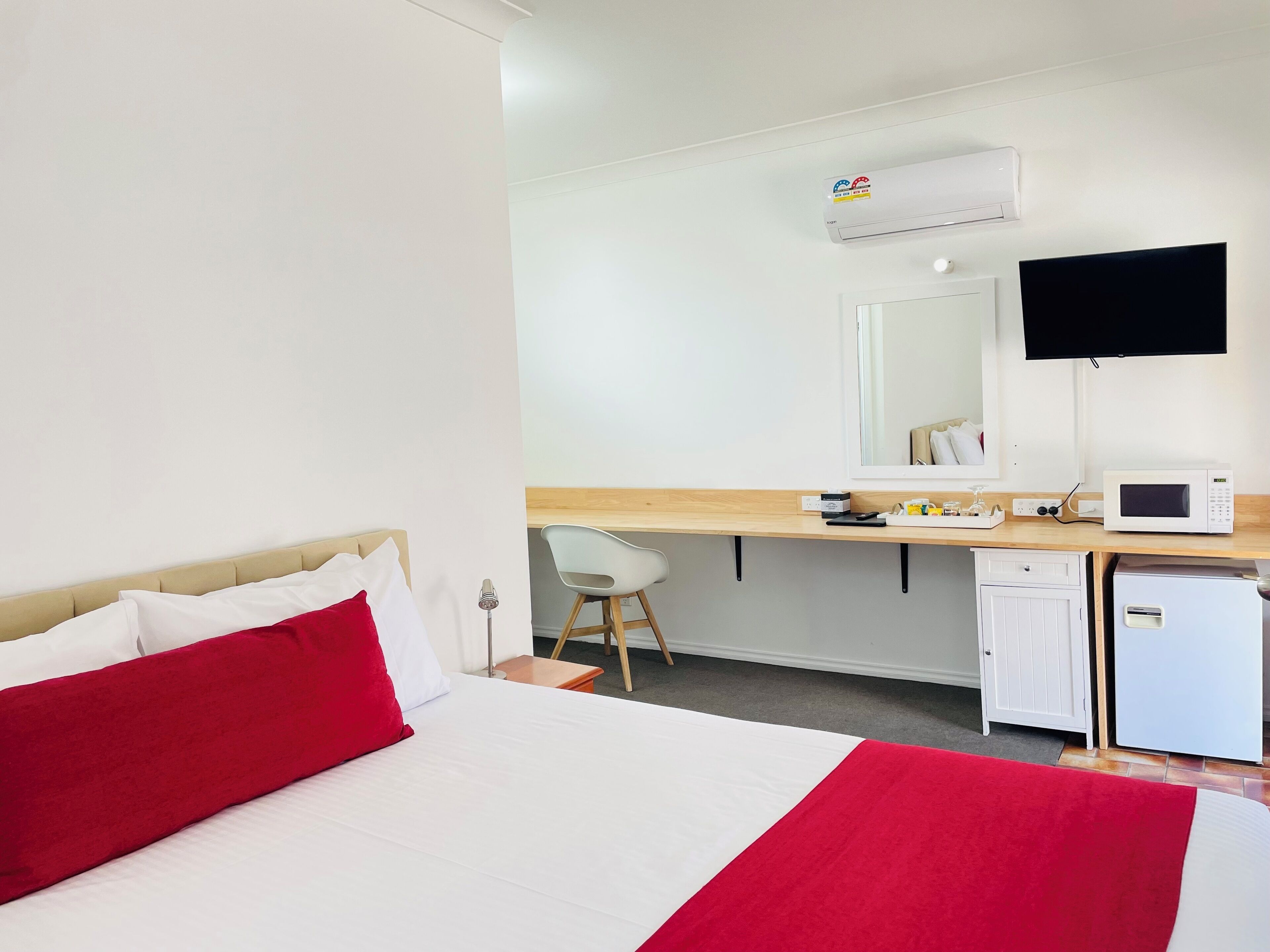 标准房, 1 间卧室, 方便轮椅进入的淋浴 | 高档床上用品、加厚床垫、客房内保险箱、熨斗/熨衣板