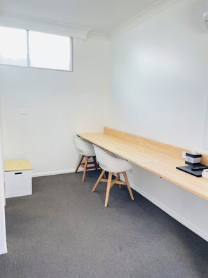 Standard Room, 1 Bedroom, Roll-in Shower | Living area - Ashton Motel (Tumut)