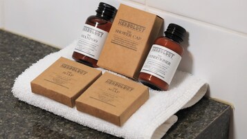 Artículos de higiene personal gratuitos, secador de pelo y toallas