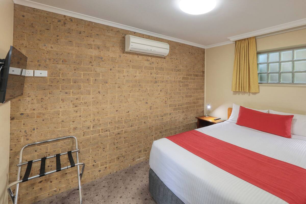 Habitación superior, 1 cama de matrimonio, no fumadores, frigorífico (Queen suite) | Ropa de cama de alta calidad y colchones con acolchado adicional