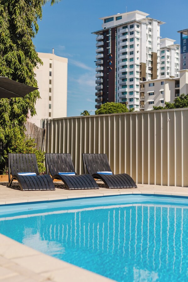 Piscine extérieure, parasols de plage, chaises longues