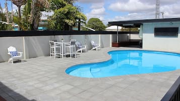 Una piscina al aire libre