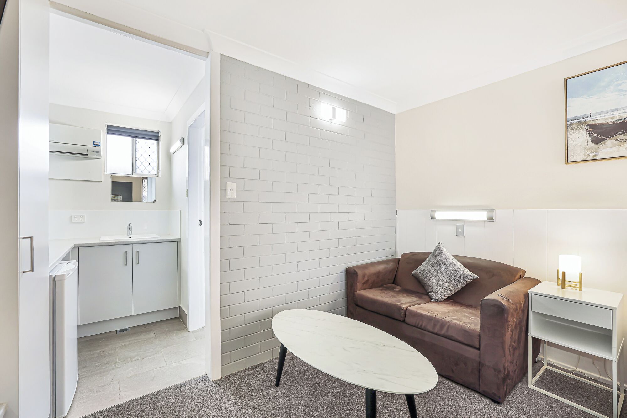 Deluxe Queen Room | Desk, iron/ironing board, free WiFi, bed sheets