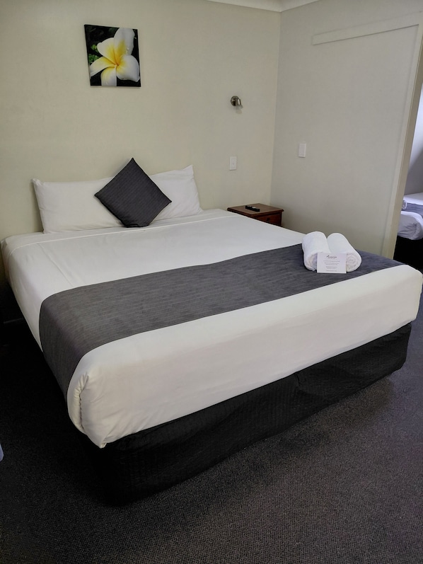 Standard Family Room (4ppl) | Desk, iron/ironing board, free WiFi, bed sheets - Acacia Motor Inn (Bundaberg West)