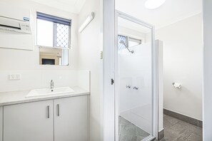 Deluxe Queen Room | Bathroom | Shower, free toiletries, hair dryer, towels